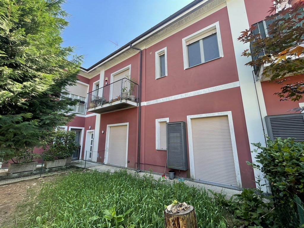 Bilocale con giardino e posto auto coperto – Albiate, Via Viganò 13