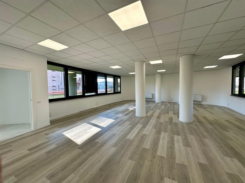 Ufficio ristrutturato di 150 mq con ampio box – piano terra